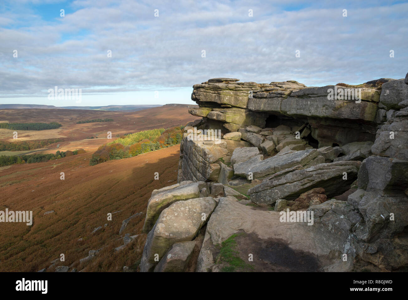 View along the gritstone escarpment of Stanage Edge in the Peak District national park, England. Robin Hoods cave in the foreground. Stock Photo