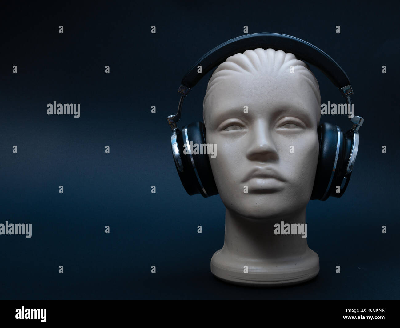 Dummy mannequin headphones head hires stock photography and images Alamy
