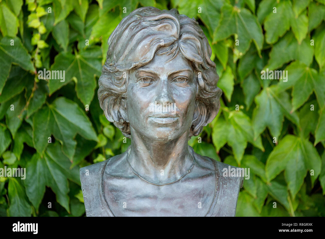 Statue of British tennis legends Virginia Wade Stock Photo