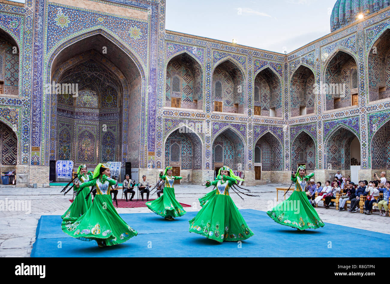 Traditional dance, folklore, spectacle, entertainment, performance, folklore, in the courtyard of Sher Dor Medressa, madrasa, Registan, Samarkand, Uzb Stock Photo