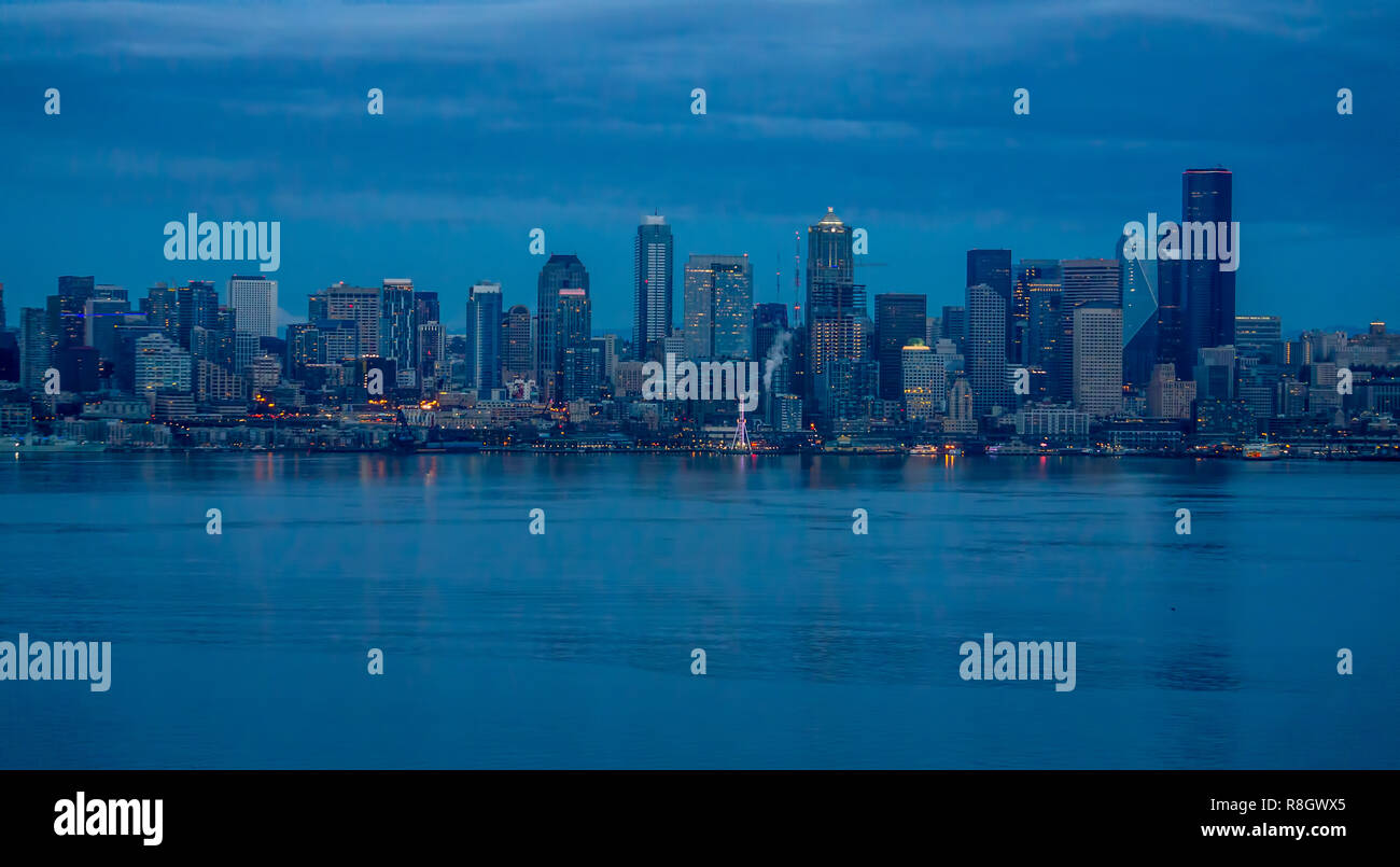 A view of the Seattle skyline at night Stock Photo - Alamy