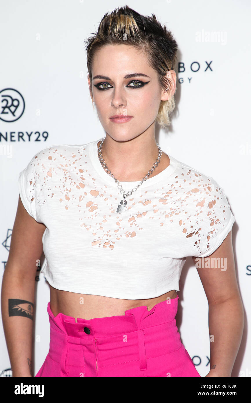 nægte lade som om købe LOS ANGELES, CA, USA - NOVEMBER 09: Actress Kristen Stewart wearing a  Murmur top, Zuhair Murad pants, and Giuseppe Zanotti shoes arrives at the  Los Angeles Premiere Of Starlight Studios And Refinery29's '