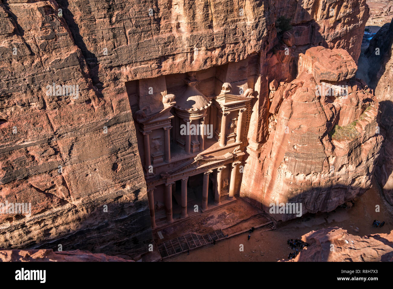 Das Schatzhaus des Pharao Khazne al-Firaun von oben gesehen,  Petra, Jordanien, Asien |   the  Treasury  Al Khazneh seen from above,  Petra, Jordan, A Stock Photo