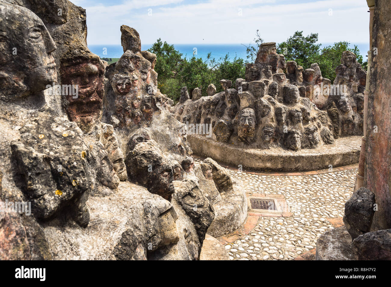 Heads engraved on the rocks at Castello Incantato, a spectacular outdoor  artwork constructed by Filippo Bentivegna near Sciacca, Sicily, Italy Stock  Photo - Alamy