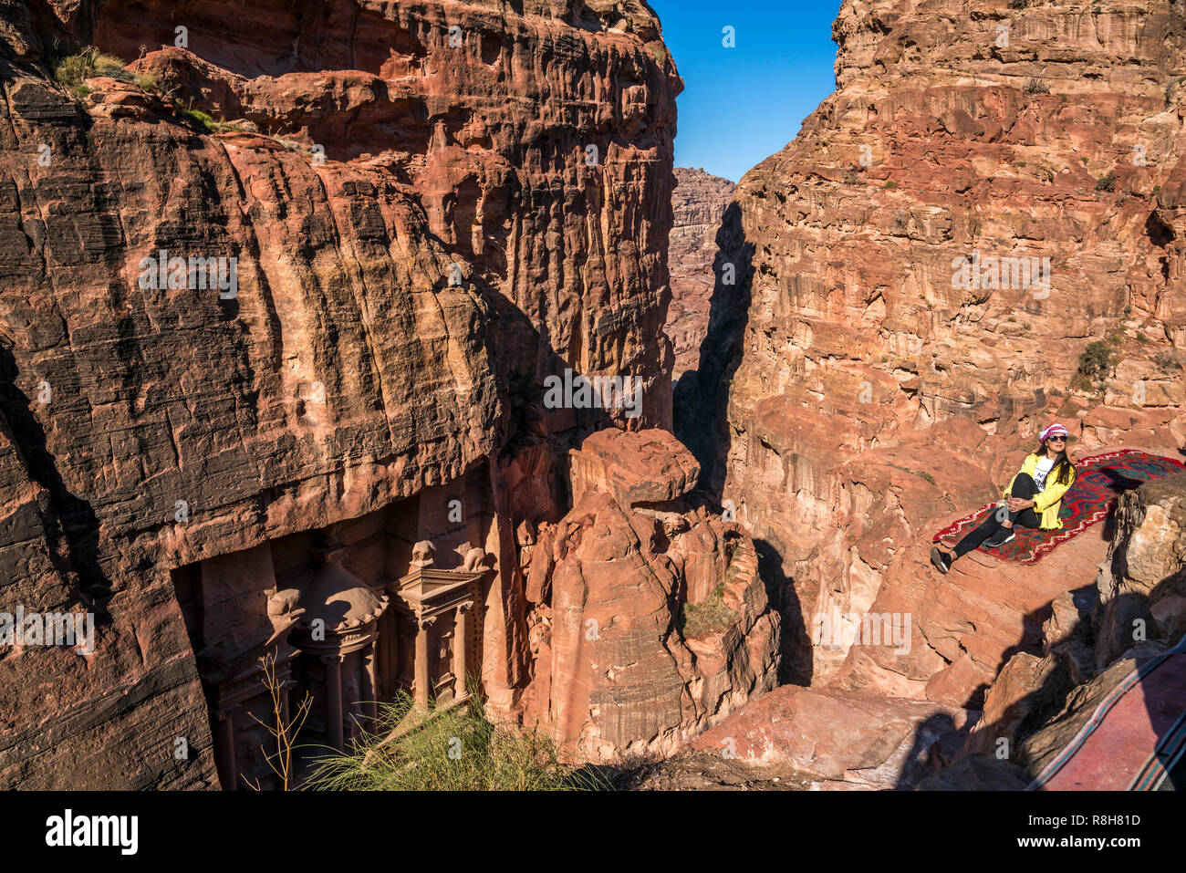 Das Schatzhaus des Pharao Khazne al-Firaun von oben gesehen,  Petra, Jordanien, Asien |   the  Treasury  Al Khazneh seen from above,  Petra, Jordan, A Stock Photo