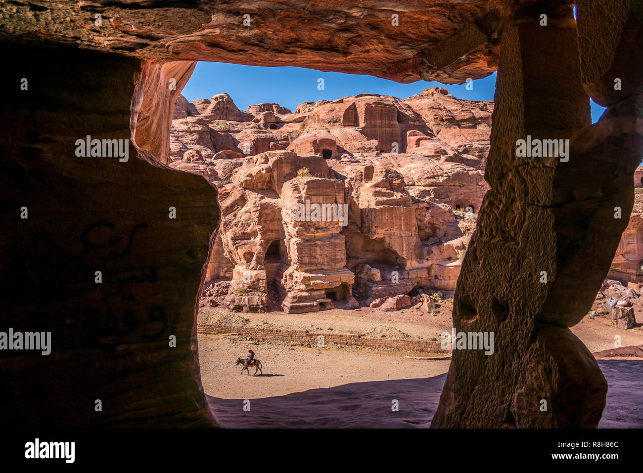 Felsgrab aus rotem Sandstein,  Petra, Jordanien, Asien | red Sandstone Rock-cut tomb,  Petra, Jordan, Asia Stock Photo