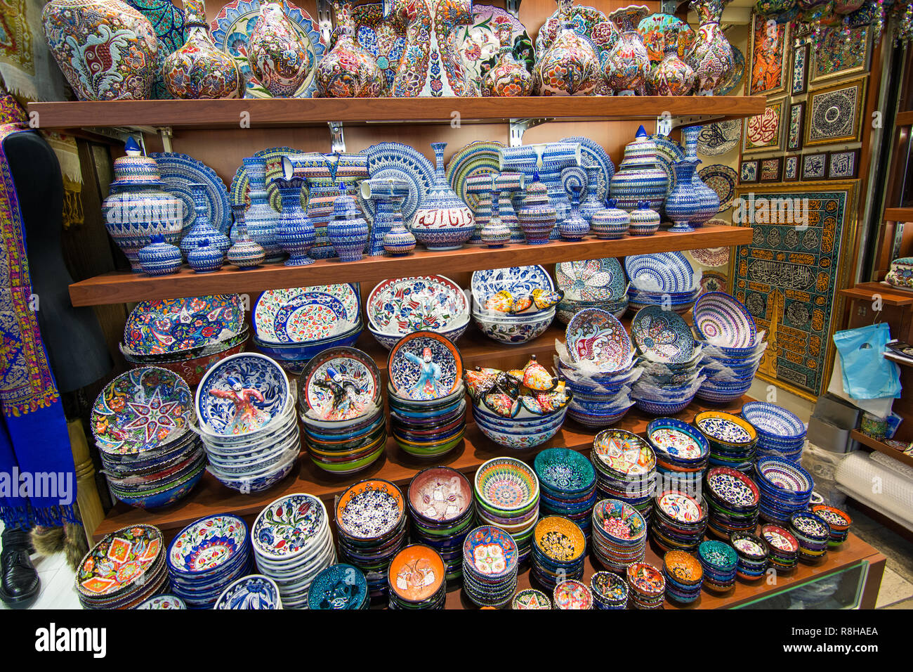 Turkish decorative porcelain in the Grand Bazaar, Istanbul Stock Photo -  Alamy