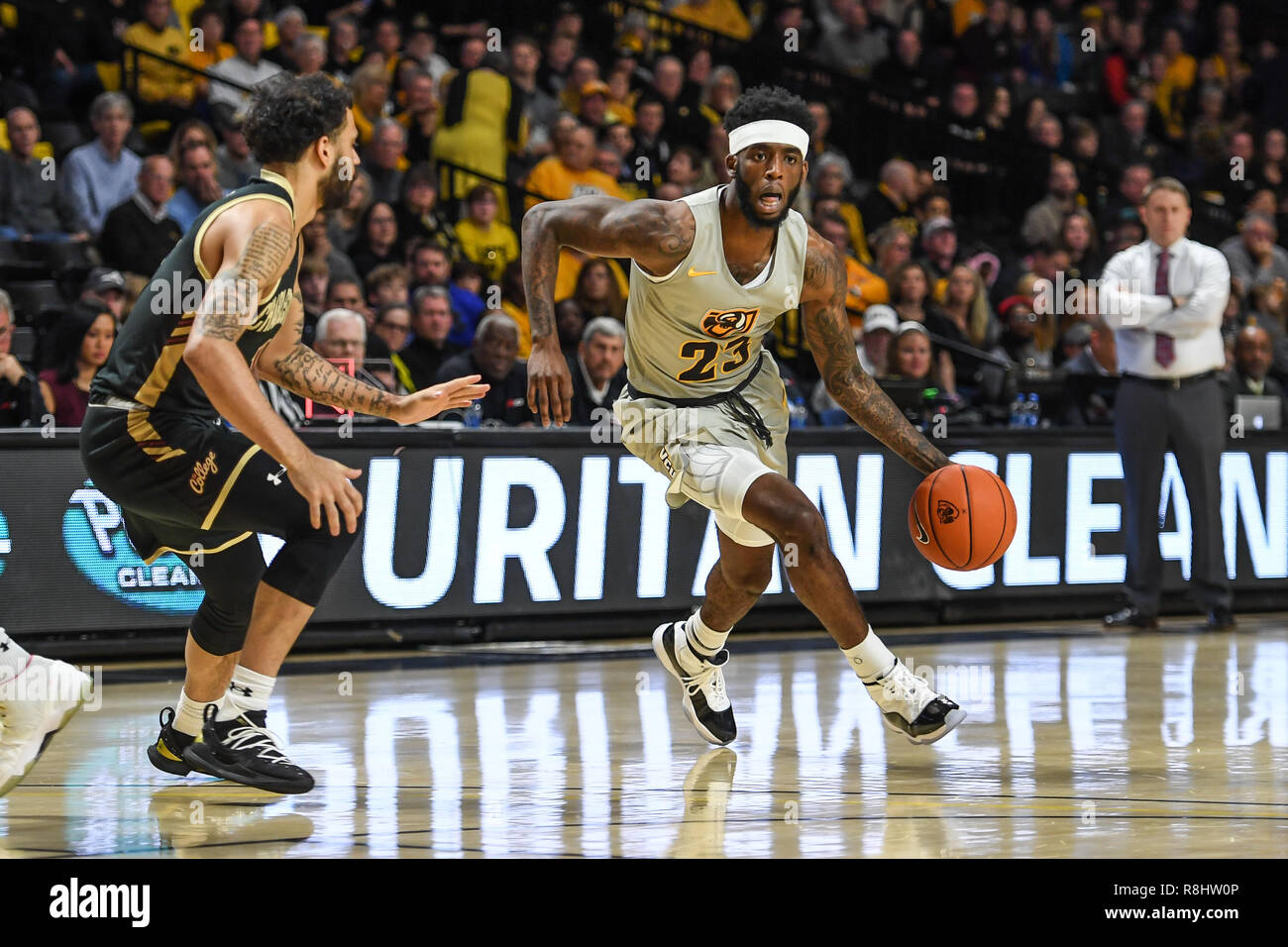 Richmond, VA, USA. 15th Dec, 2018. GRANT RILLER (1) defends against ...