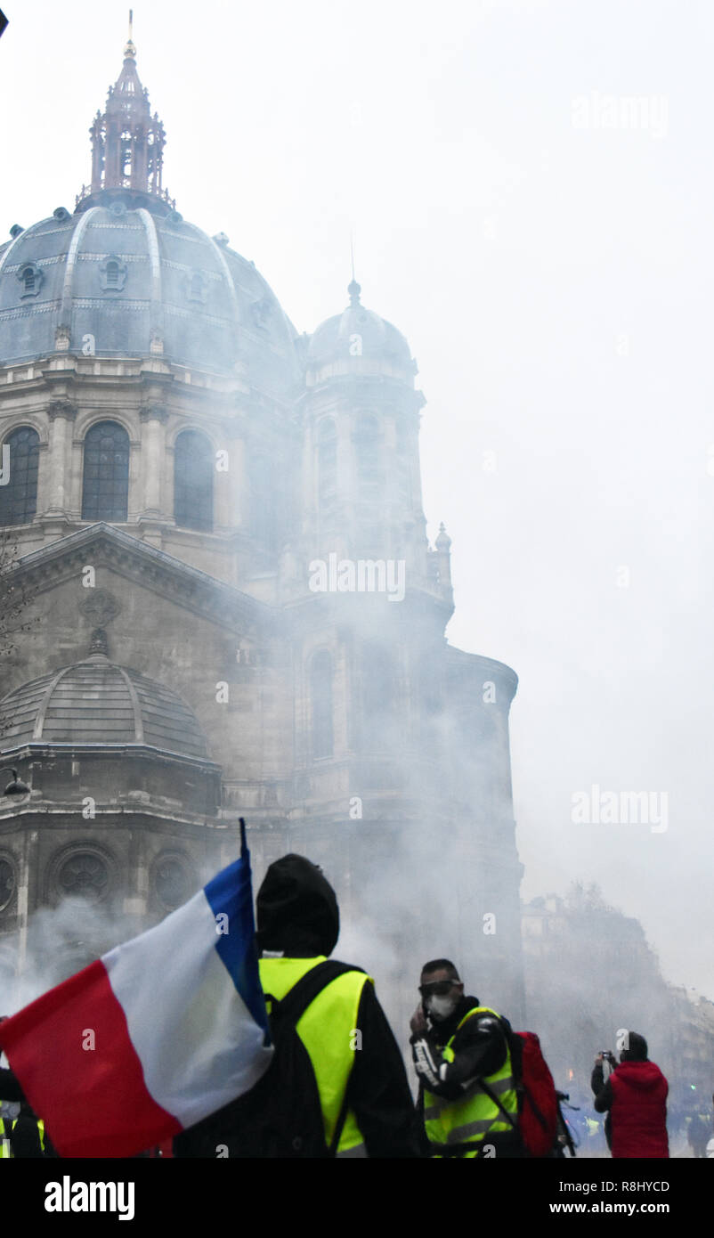 Paris, France. 8th Dec, 2018. Protesters clash with police in Paris, France, on Dec. 8, 2018. Credit: Li Genxing/Xinhua/Alamy Live News Stock Photo