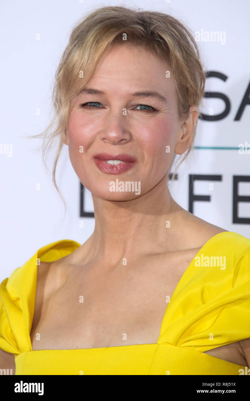 WESTWOOD, LOS ANGELES, CA, USA - OCTOBER 12: Actress Renee Zellweger wearing a Carolina Herrera dress arrives at the Los Angeles Premiere Of Paramount Pictures And Pure Flix Entertainment's 'Same Kind Of Different As Me' held at Westwood Village Theatre on October 12, 2017 in Westwood, Los Angeles, California, United States. (Photo by Xavier Collin/Image Press Agency) Stock Photo
