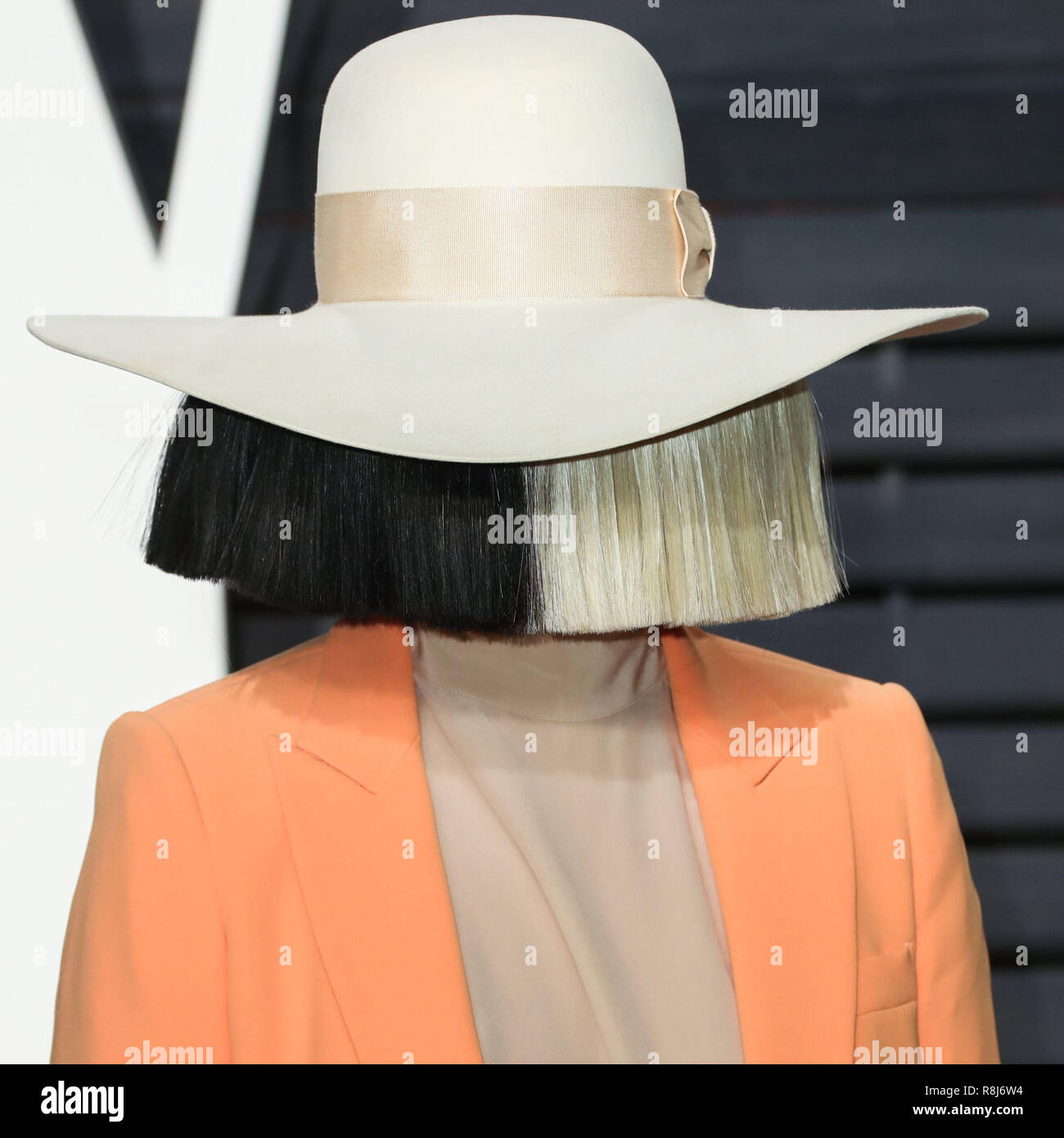 BEVERLY HILLS, LOS ANGELES, CA, USA - FEBRUARY 26: Sia, Sia Kate Isobelle Furler arrives at the 2017 Vanity Fair Oscar Party held at the Wallis Annenberg Center for the Performing Arts on February 26, 2017 in Beverly Hills, Los Angeles, California, United States. (Photo by Xavier Collin/Image Press Agency) Stock Photo