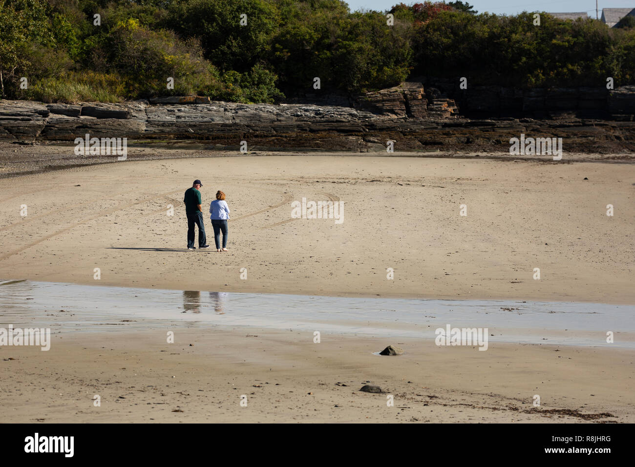 Older couple walking beach hi-res stock photography and images - Alamy