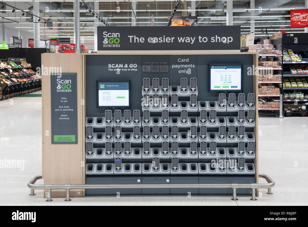 Asda Livingston Store Refresh, tore manager is joined by Councillor Lawrence Fitzpatrick and community groups (this include volunteers from The Rosebe Stock Photo