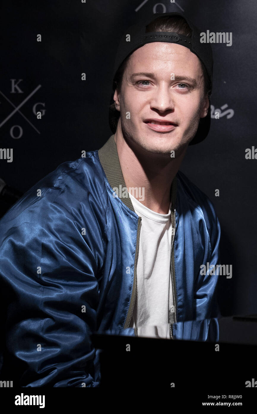 Dj Kygo Kyrre Gorvell Dahll Performs During His Presentation Of The Kygo Lifeline Headphones At El Dj Kygo Kyrre Gorvell Dahll Performs During His Presentation Of The Kygo Lifeline Headphones At El