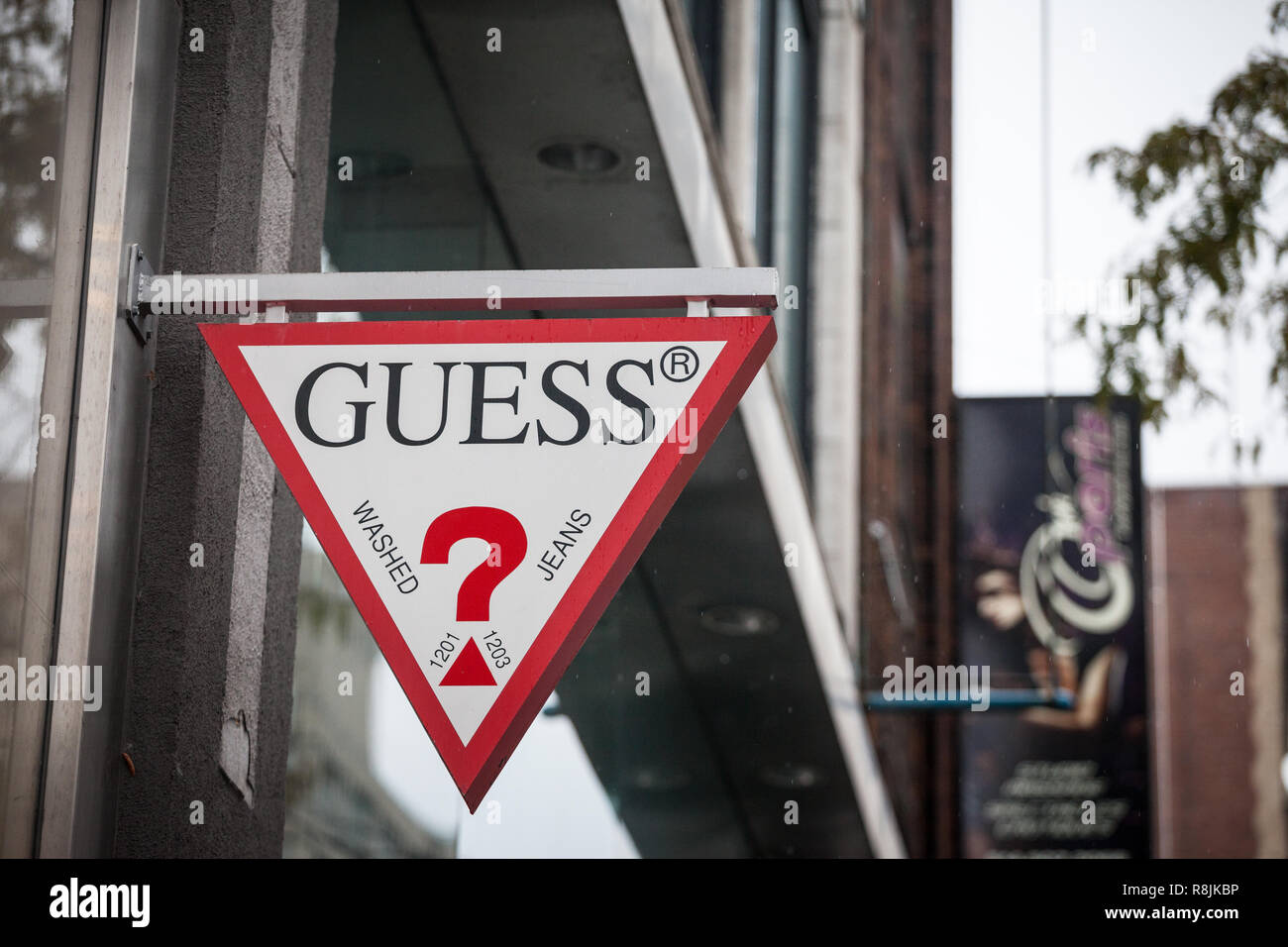 Recordar espejo de puerta Un pan MONTREAL, CANADA - NOVEMBER 5, 2018: Guess logo on their main shop for  Montreal, Quebec. Guess is an American clothing fashion brand and retailer,  sp Stock Photo - Alamy
