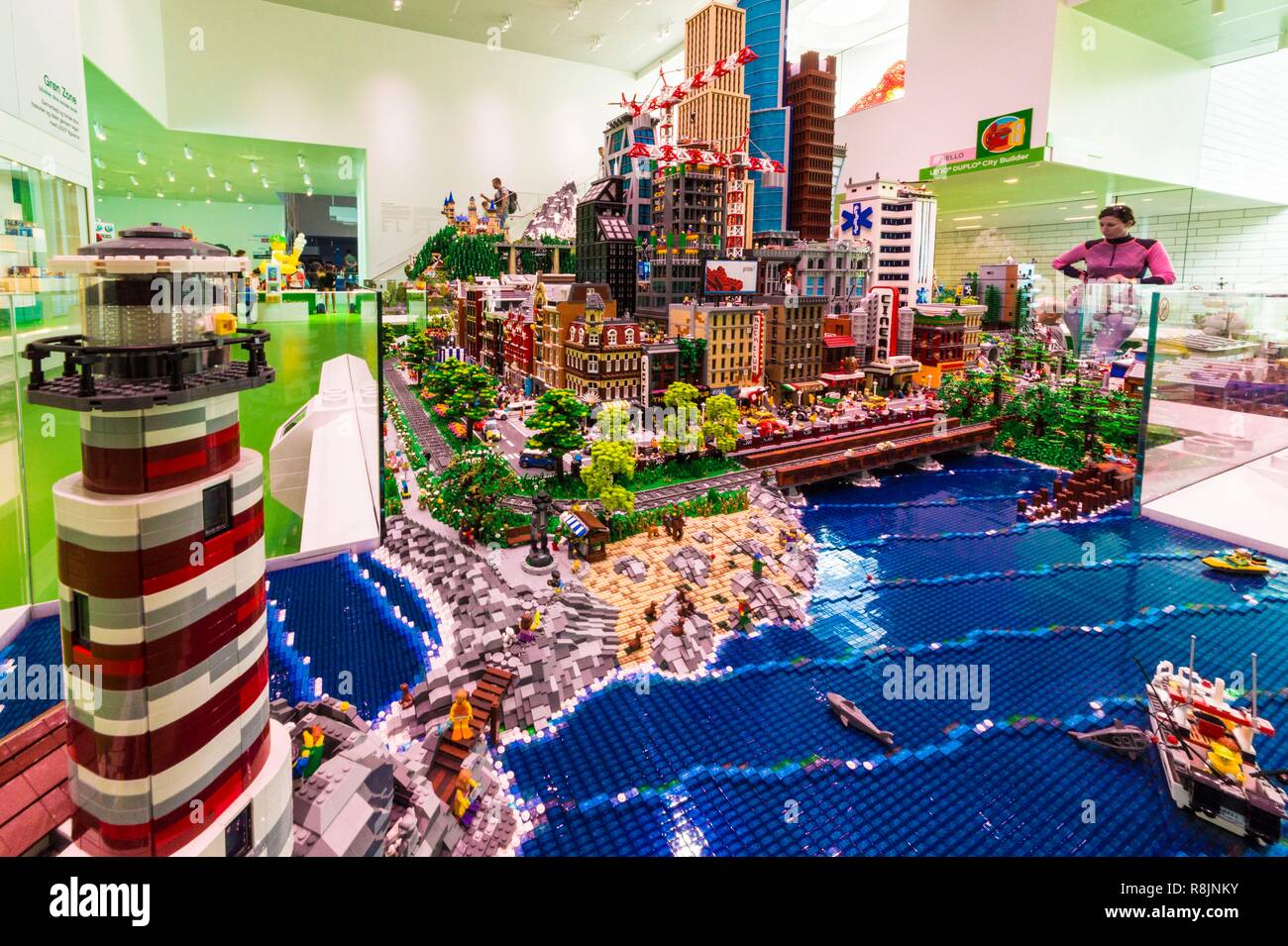 Denmark, Lego® House is the experimental center for the general public with 25 million available over 12,000 m2 in six zones: the red zone dedicated to creative skills,