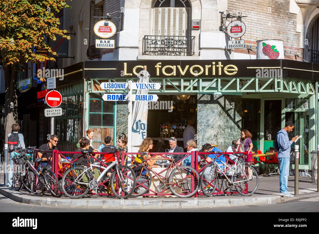 France, Seine Saint Denis, Montreuil, the Favorite bar Stock Photo - Alamy