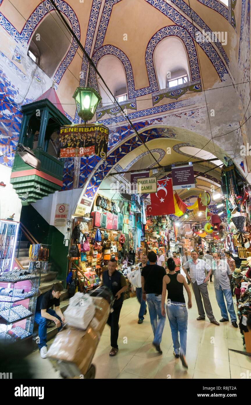 Großartiger Basar, Istanbul, Die Türkei - 04 23 2016: Gefälschte Taschen Im  Verkauf Im Gelegentlichen Geschäft Im Großartigen Bas Redaktionelles  Stockbild - Bild von blau, hintergrund: 143098559