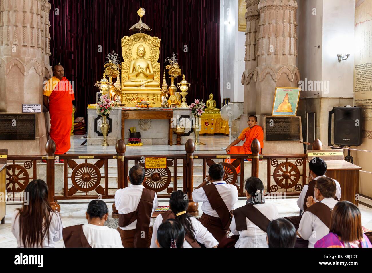 India, Uttar Pradesh, Sarnath, buddhist monks and Lord Buddha statue in Mulagandha Kuty Vihara temple Stock Photo