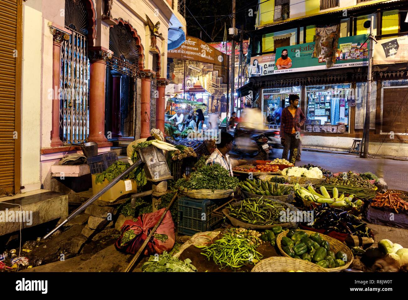 India, Madhya Pradesh, Ujjain, vegetables shop by night Stock Photo