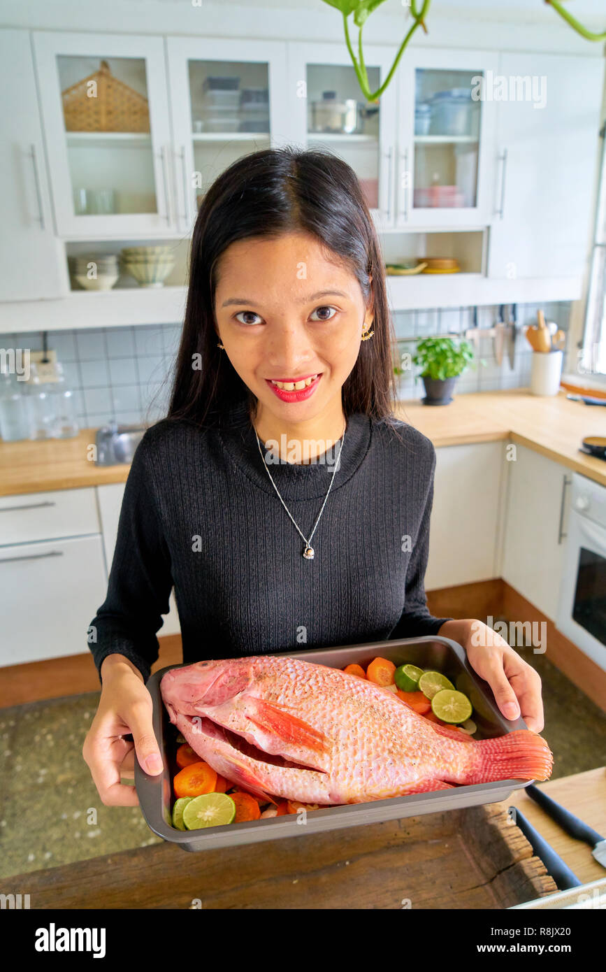 Beautiful woman posing - holding the food and smile Stock Photo - Alamy