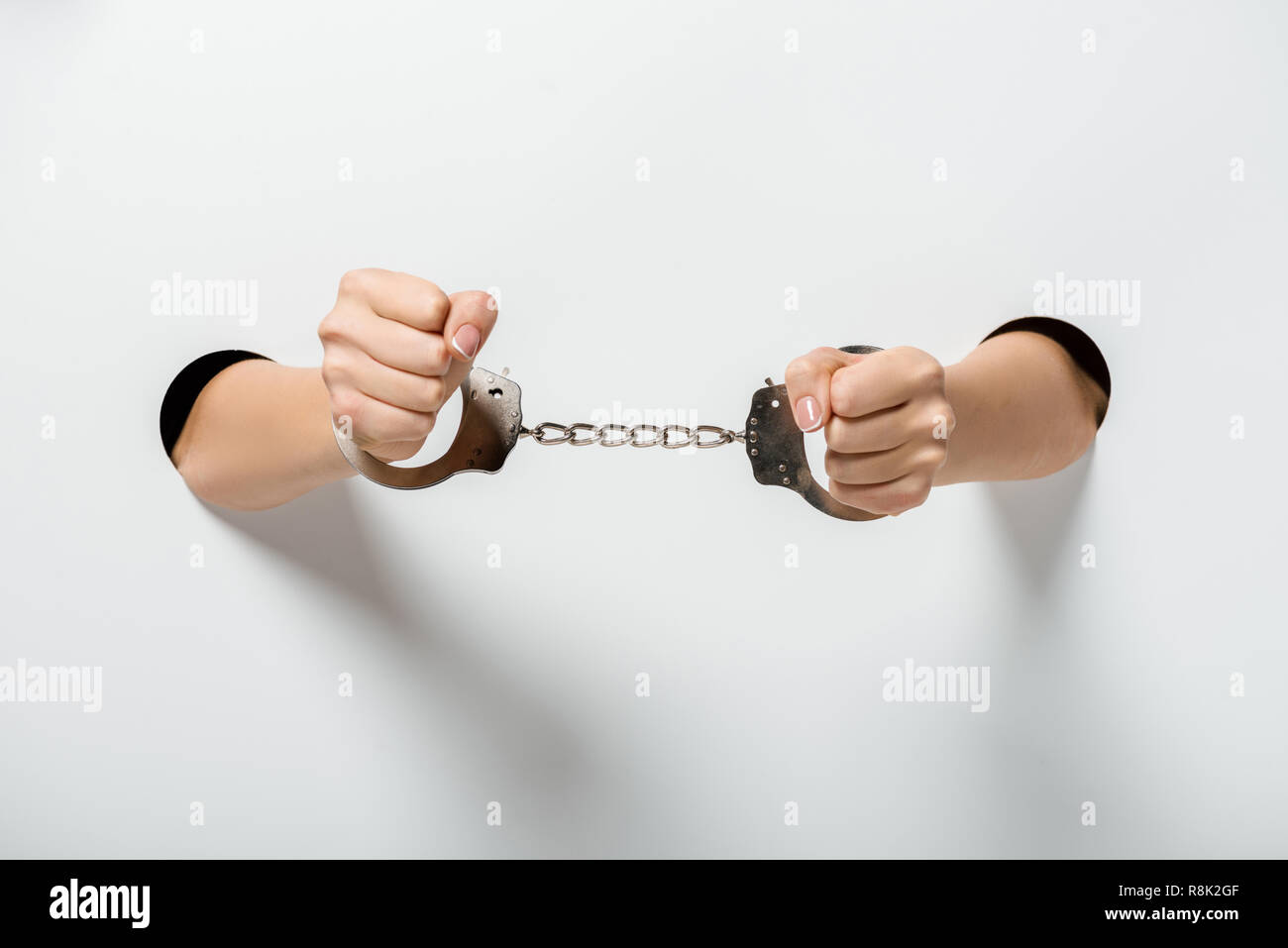 Свобода от эмоциональной зависимости. Принять оковы. Человек в цепях. Разорвать оковы. Принять оковы.