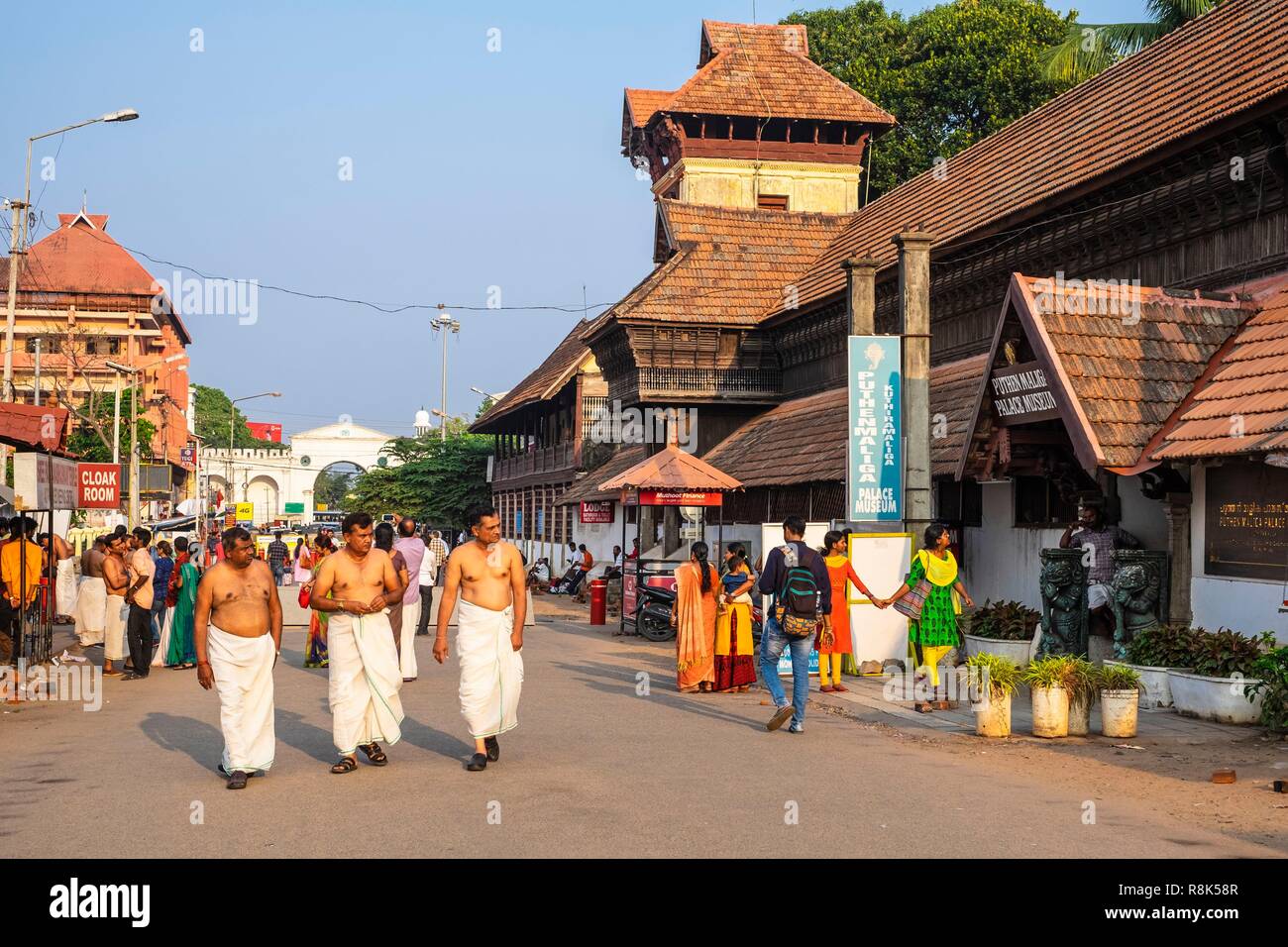 India, state of Kerala, Thiruvananthapuram (or Trivandrum), capital of Kerala, pilgrims going to Padmanabhaswamy Temple along the Maharaja Swathi Thirunal Palace or Kuthira Malika Palace Stock Photo