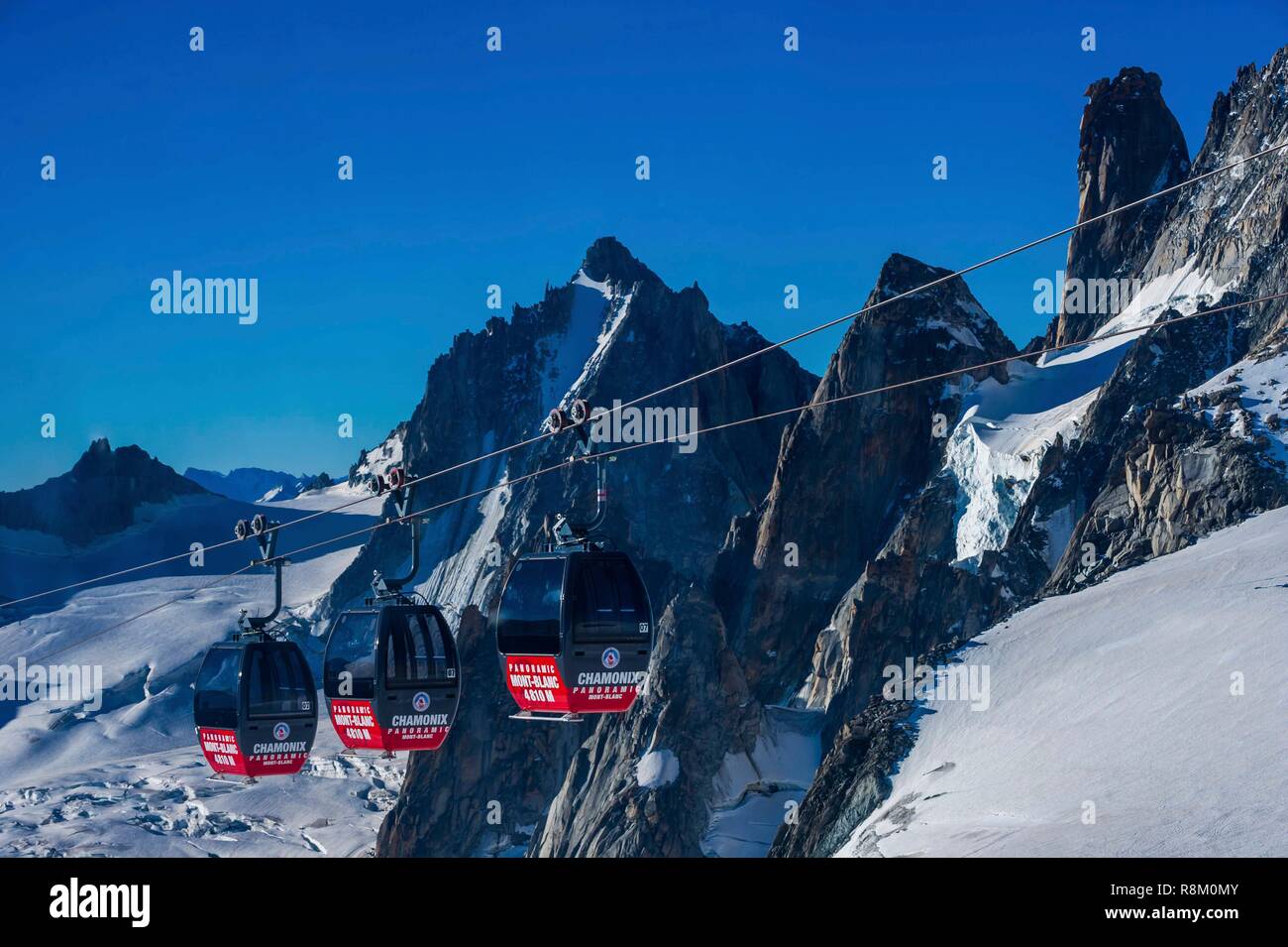 France, Haute-Savoie, Chamonix-Mont-Blanc and Courmayeur, Italy, cable-car of Panoramic-Mont-Blanc, linking the Aiguille du Midi to the Pointe Helbronner on the italian side of Mont-Blanc, overlooking the Piémont and the Val d'Aoste Stock Photo