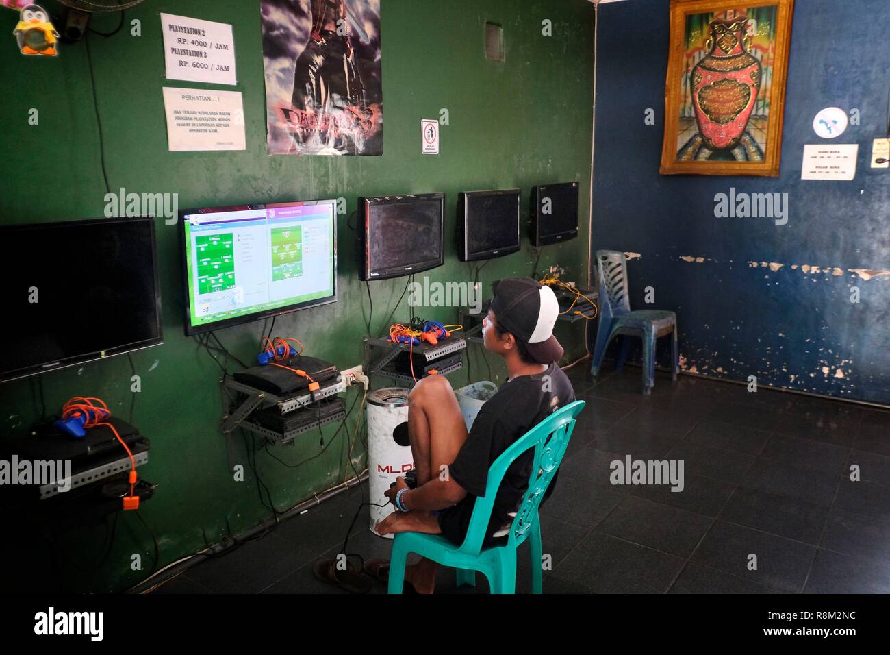 Indonesia, Province Central Sulawesi, Tomini Gulf, archipelago Togian or Togean Islands, Wakai, daily life, a cyber café in Wakai Stock Photo