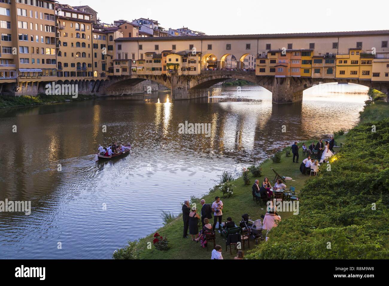 Italy, Tuscany, Florence, historic center listed as World Heritage by UNESCO, Vecchio Bridge, the oldest bridge in the city, Roman time, crosses the Arno river, it is topped by the Vasari Corridor which gives passage to Medicis family from Pitti Palace to the Uffizi Gallery and Palazzo Vecchio Stock Photo