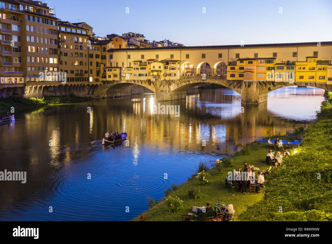 Italy, Tuscany, Florence, historic center listed as World Heritage by UNESCO, Vecchio Bridge, the oldest bridge in the city, Roman time, crosses the Arno river, it is topped by the Vasari Corridor which gives passage to Medicis family from Pitti Palace to the Uffizi Gallery and Palazzo Vecchio Stock Photo