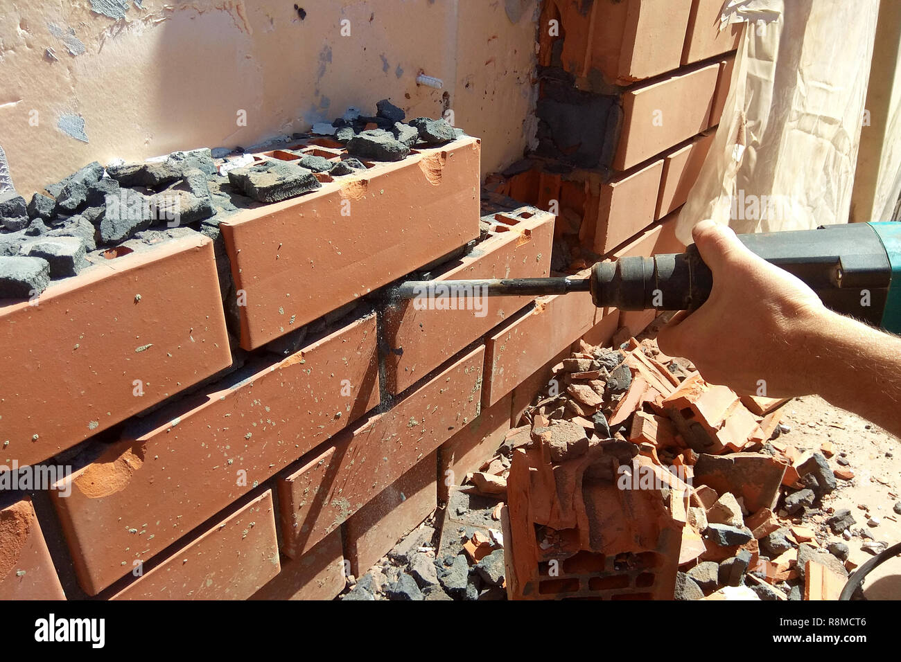 Демонтаж облицовочного кирпича. Разбор кирпичной стены. Разбор кирпичной стены. Демонтаж стен ( 1/2 кирпича). Демонтировать кирпич.