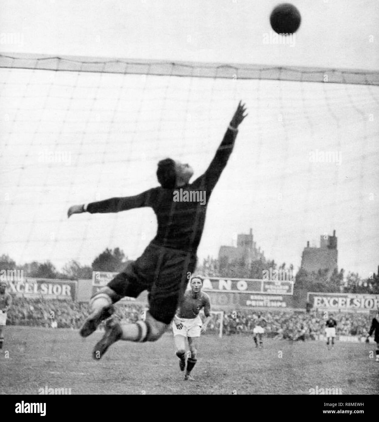 Colombes ,France. June,19 1938. Final Italy- Hungary .The Hungarian goalkeeper Szabo  for a shot by Piola Stock Photo
