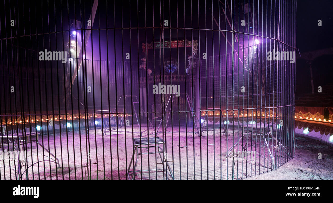 Empty circus arena hi-res stock photography and images - Alamy