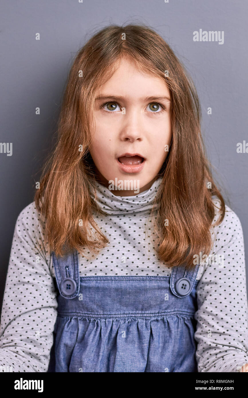 変態少女　遥 portrait little girl open mouth Happy little girl open mouth hi-res stock photography and images - Page 2 -  Alamy