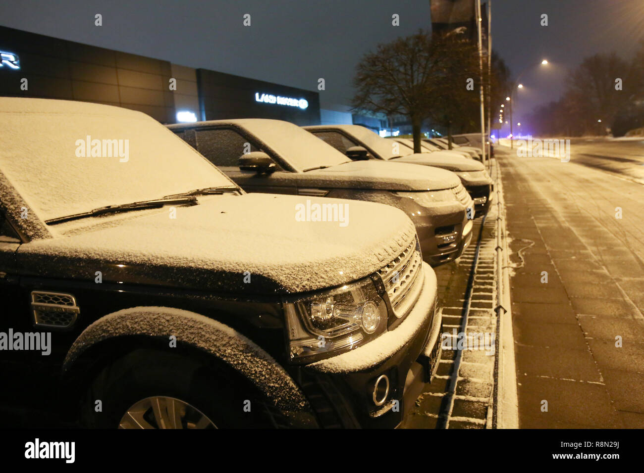 Onset of winter in Hamburg, snowy car on the road, Wintereinbruch in  Hamburg, verschneites Auto auf der Straße Stock Photo - Alamy