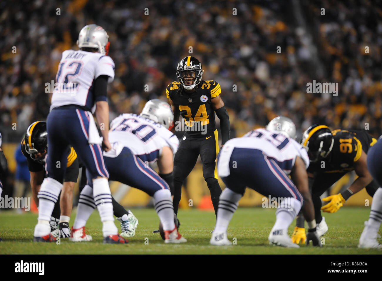 December 16th, 2018: Patriots #10 Josh Gordon with the Supreme hand warmer  during the Pittsburgh Steelers vs New England Patriots game at Heinz Field  in Pittsburgh, PA. Jason Pohuski/(Photo by Jason Pohuski/CSM/Sipa