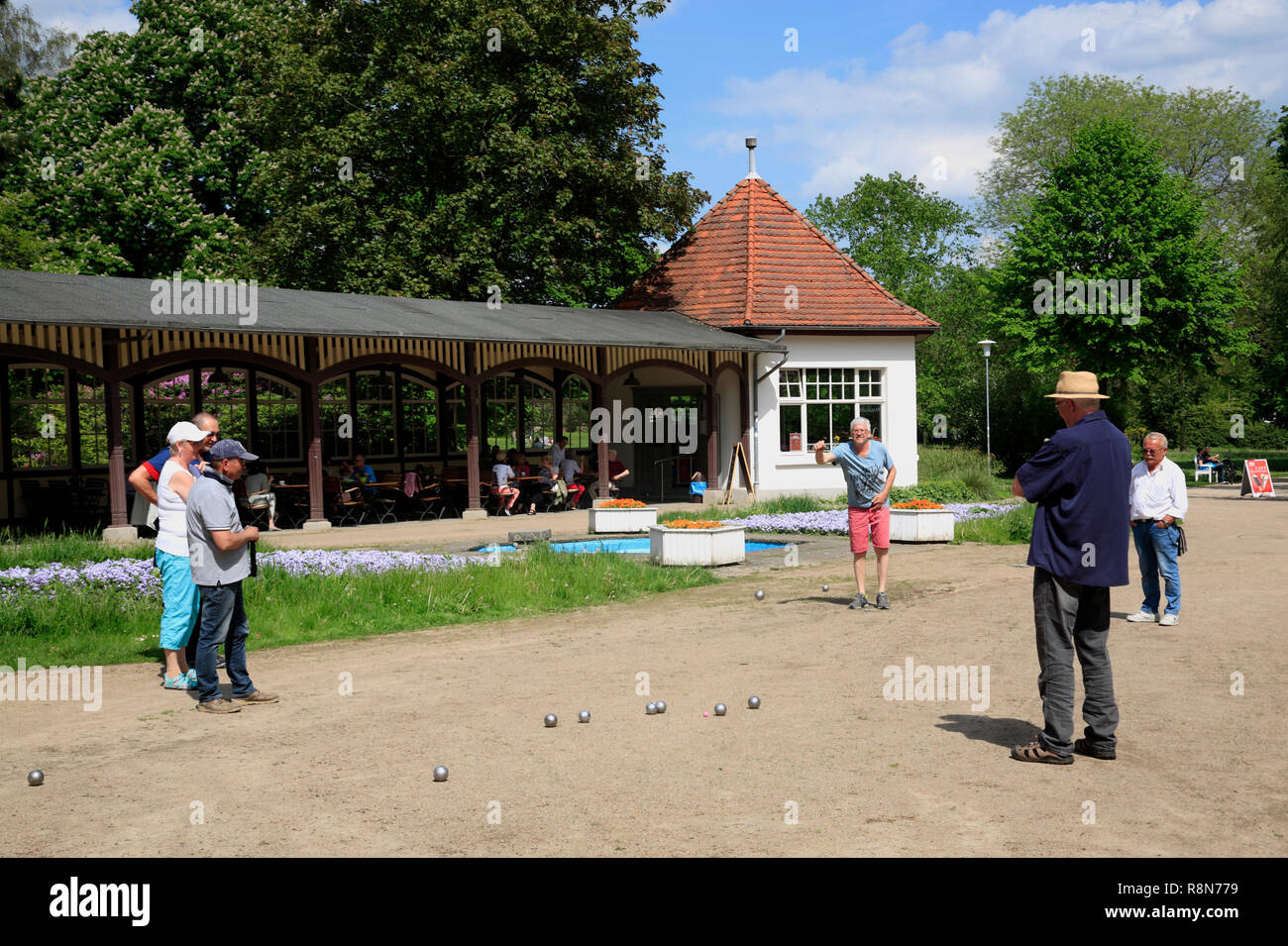 Boule players in front of (Wandelhalle im Kurpark), Spa gardens, Lueneburg, Lüneburg, Lower Saxony, Germany, Europe Stock Photo