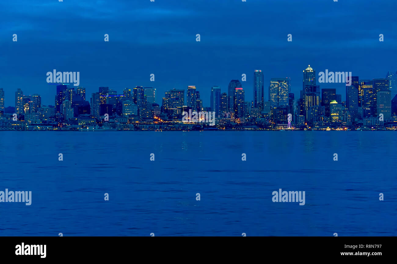 A view of the Seattle skyline at night Stock Photo - Alamy