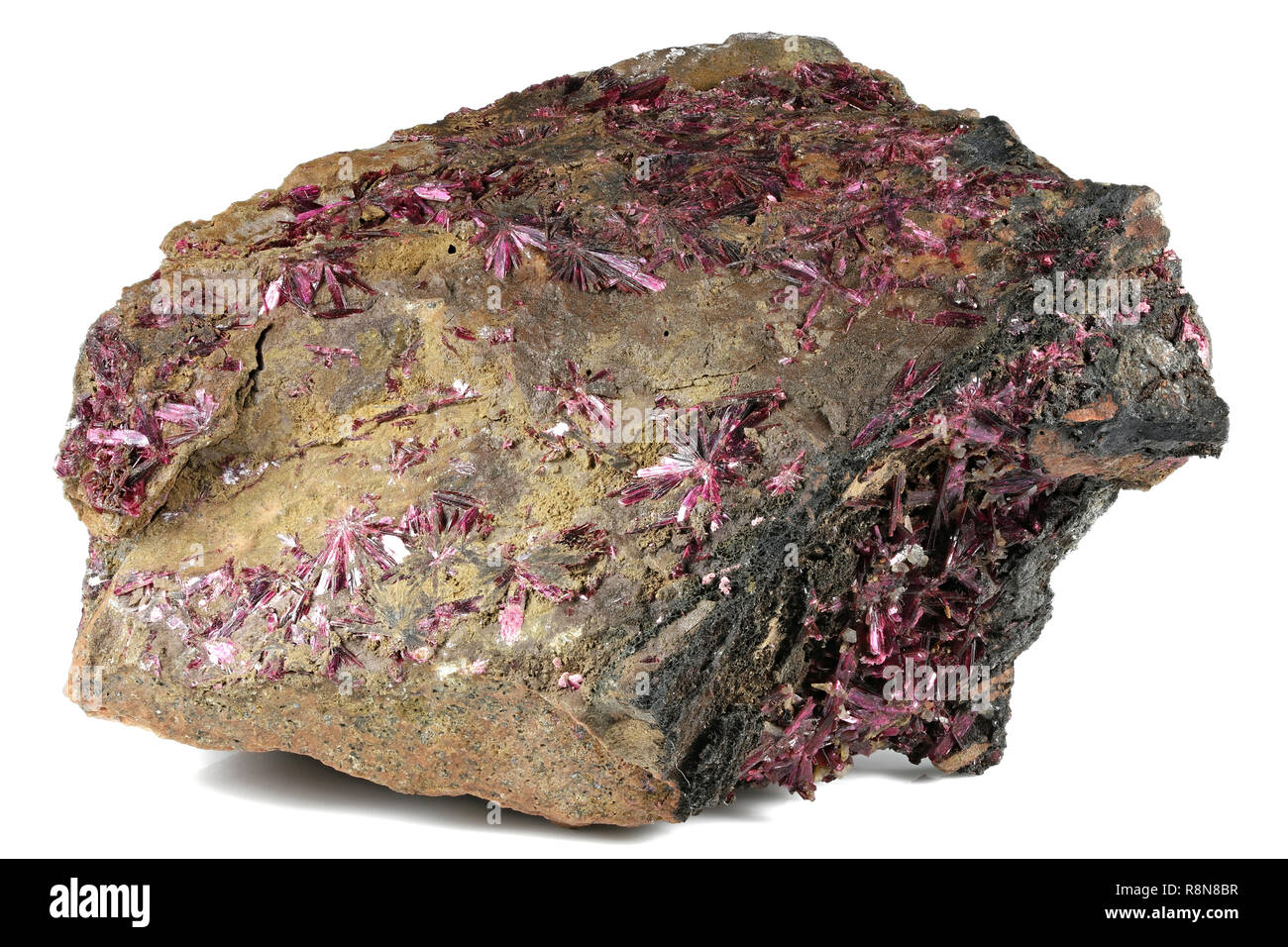 Erythrite (rojo) de cobalto de Bou Azzer, Marruecos aislado sobre fondo  blanco Fotografía de stock - Alamy