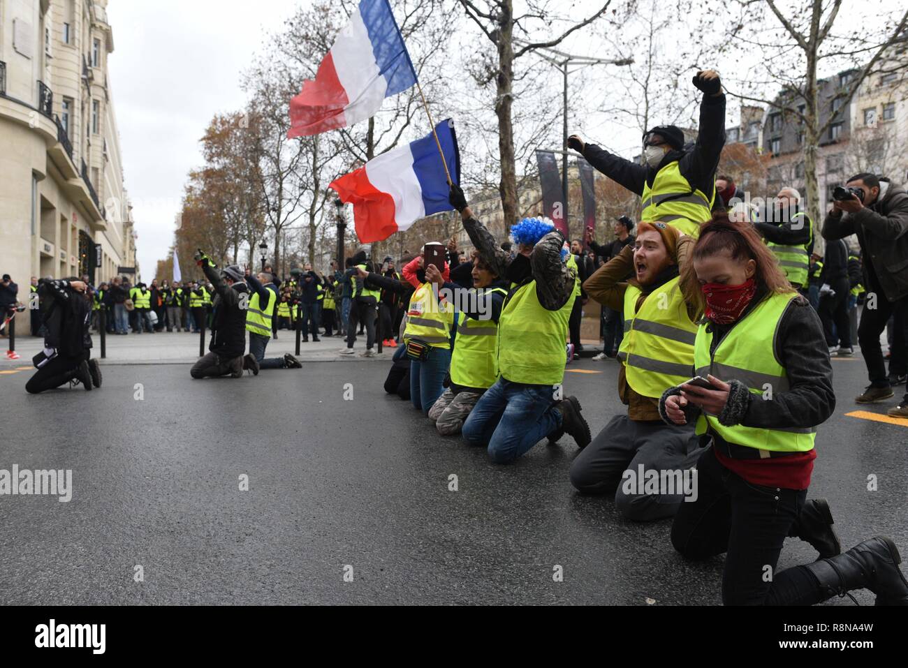 Mouvement des gilets jaunes hi-res stock photography and images - Alamy