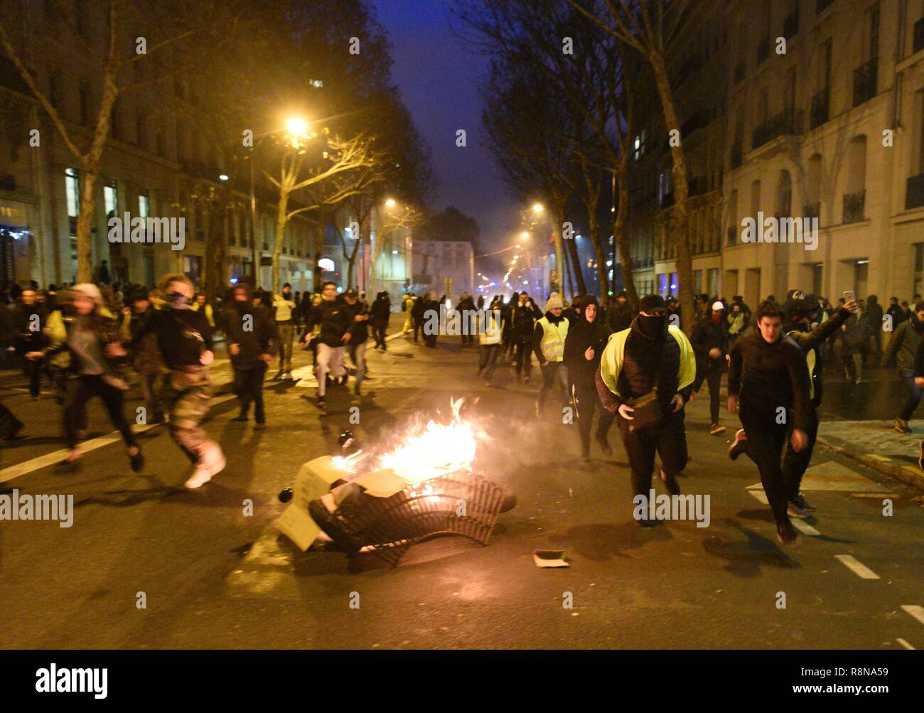 December 08, 2018 - Paris, France: Yellow Vests protesters clash with riot  police near Saint-Augustin church. Manifestation des Gilets Jaunes du 8  decembre a Paris, l'acte IV de leur mobilisation. *** FRANCE
