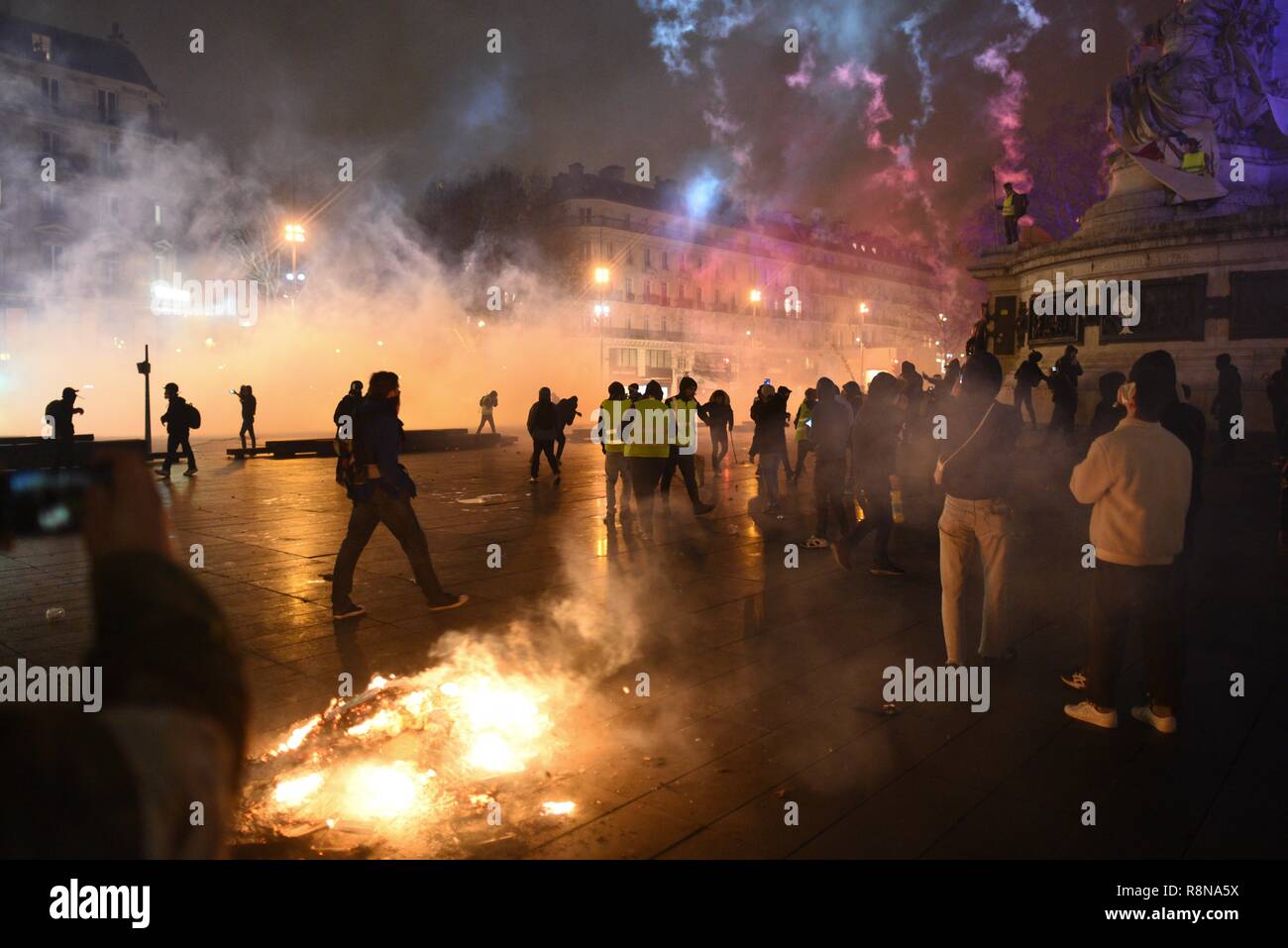 December 08, 2018 - Paris, France: A mix of Yellow Vests protesters and vandals clash with riot police on Place de la Republique. Manifestation des Gilets Jaunes du 8 decembre a Paris, l'acte IV de leur mobilisation. *** FRANCE OUT / NO SALES TO FRENCH MEDIA *** Stock Photo