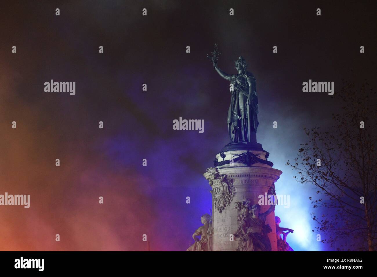 December 08, 2018 - Paris, France: The statue on Place de la Republique, which represents the French Republic, is surrounded by tear gas as yellow vest protesters clash with police. Manifestation des Gilets Jaunes du 8 decembre a Paris, l'acte IV de leur mobilisation. *** FRANCE OUT / NO SALES TO FRENCH MEDIA *** Stock Photo