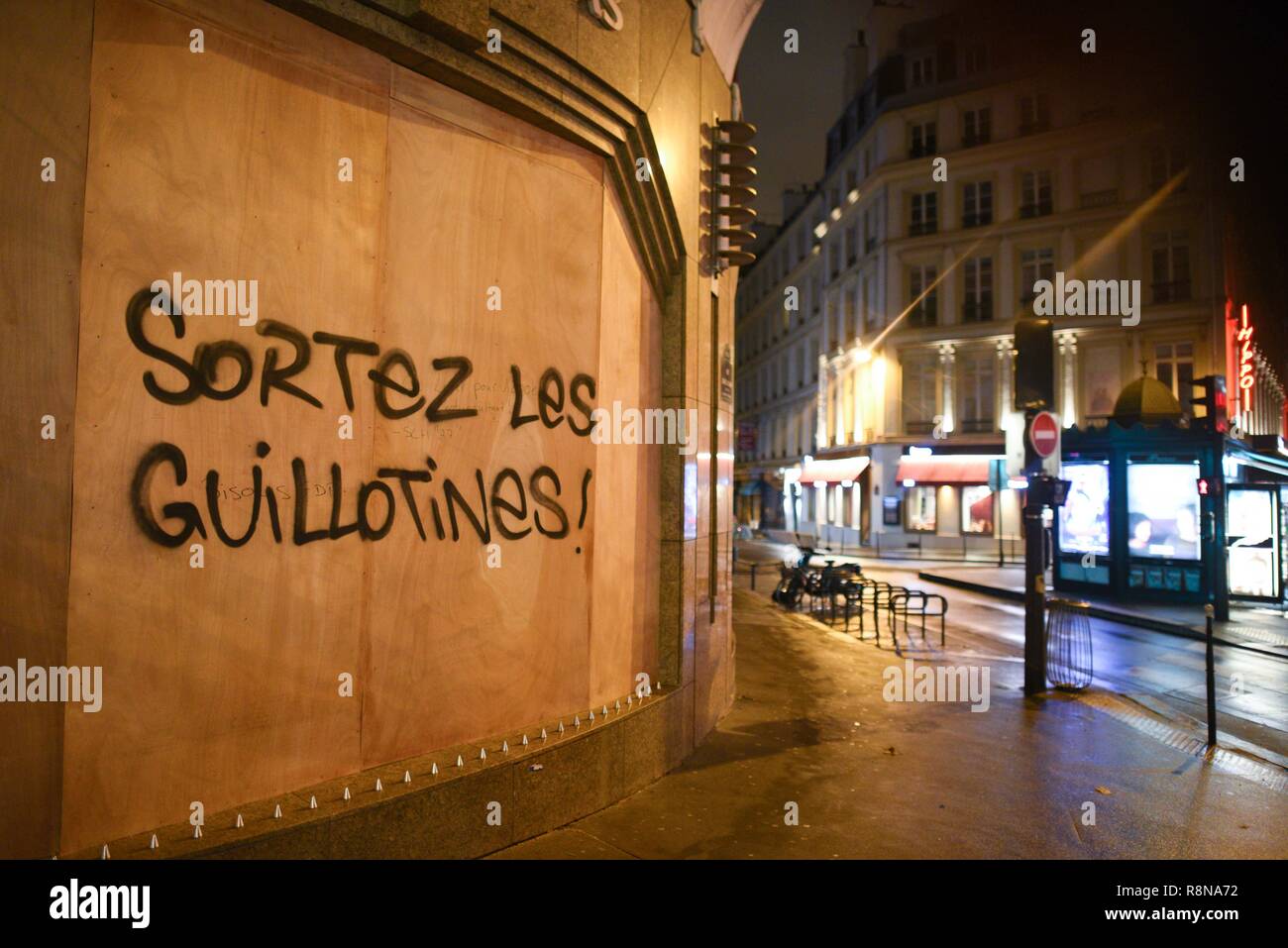 December 08, 2018 - Paris, France: A graffiti reading "brings out the  guillotine" near Opera after a day of protest by the Yellow Vest movement.  Manifestation des Gilets Jaunes du 8 decembre