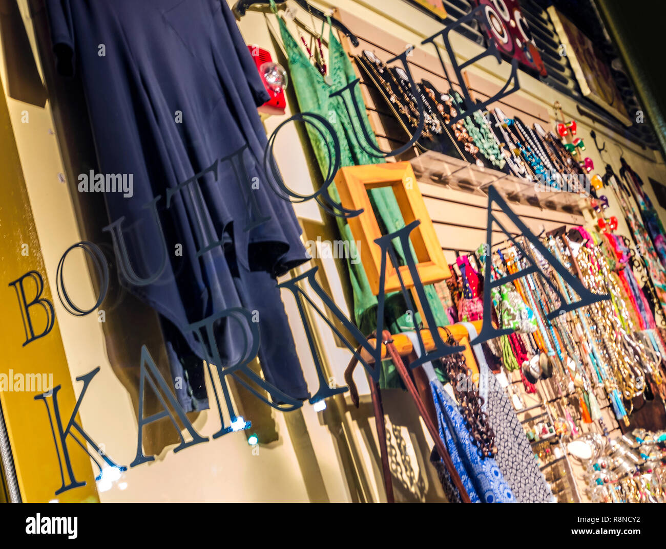 Night window display hi-res stock photography and images - Alamy