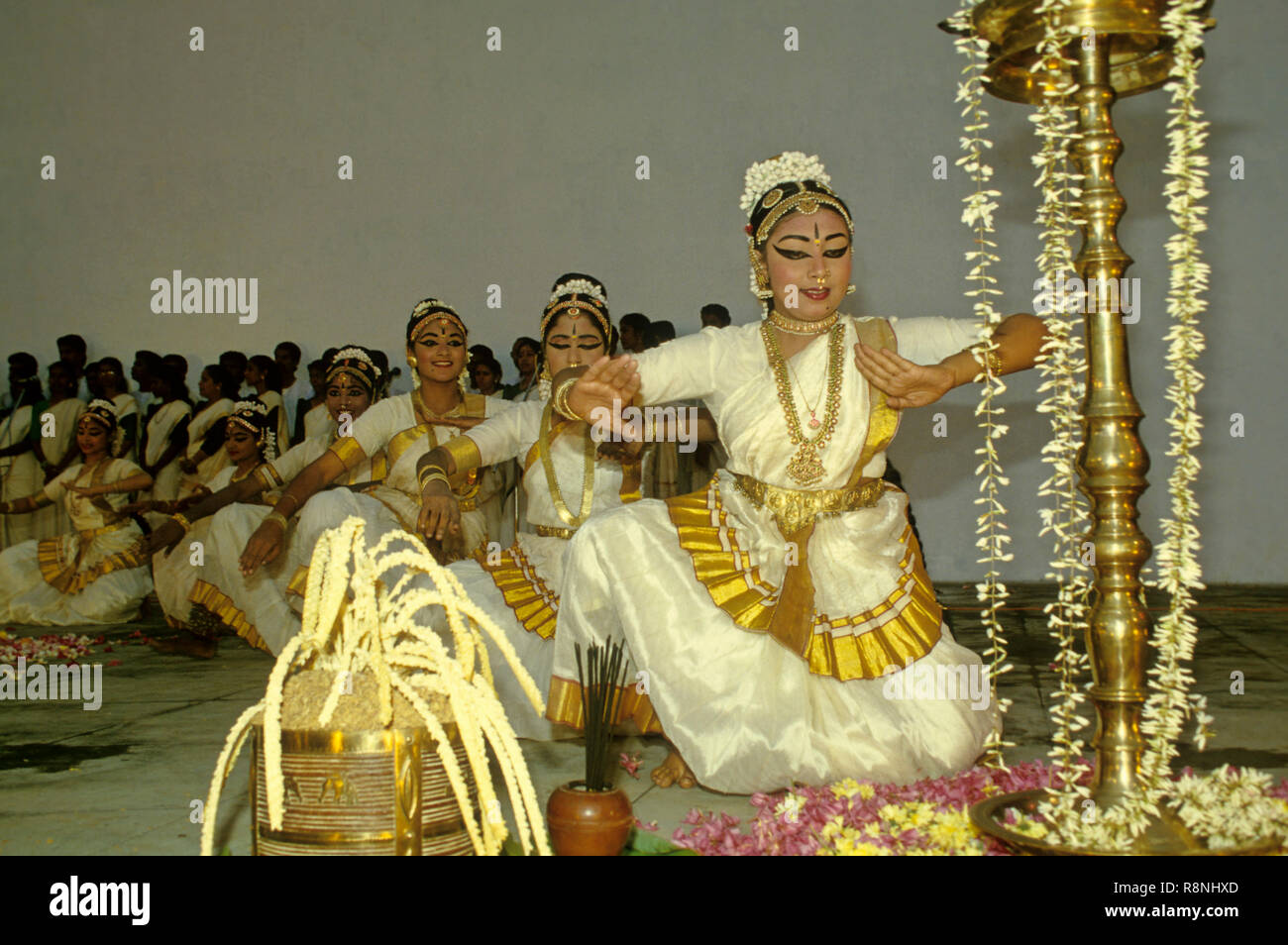 women performing indian classical dance Mohiniattam for onam ...
