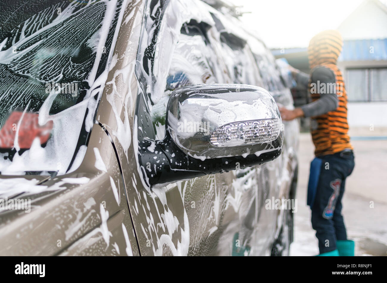 Можно ли мыть машину при. Пена автомойка. Мойка машины зимой. Моет машину. Можно ли мыть машину при.