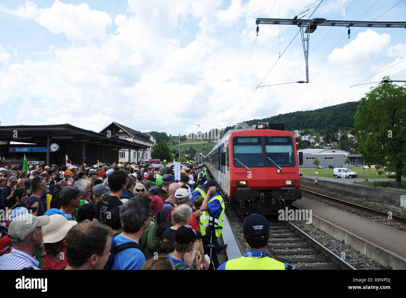 Thousands of people entering the SBB-trains in Döttingen after the anti nuclear protest in Beznau. The Aargauer Police is blocking the railway from th Stock Photo