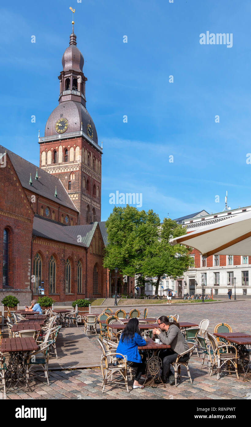 Cafe in Doma Laukums (Cathedral Square) with Riga Cathedral (Rigas Doms) behind, Old Riga (Vecriga), Riga, Latvia Stock Photo